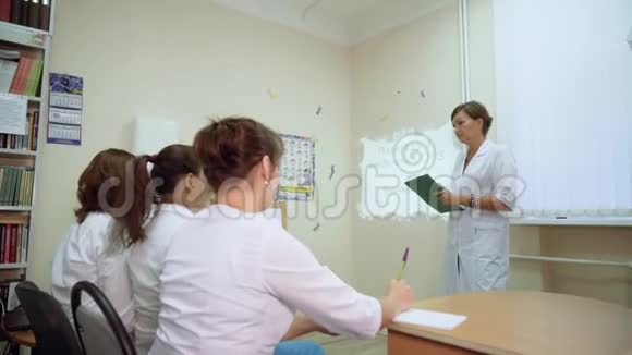 医务工作者聚集在办公室做报告医疗机构的主任医师向视频的预览图