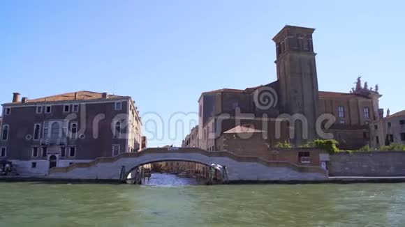 水上威尼斯之旅在大运河上航行在建筑物和桥梁上观看视频的预览图