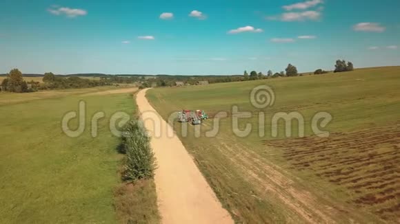 无人机飞过农业机械视频的预览图
