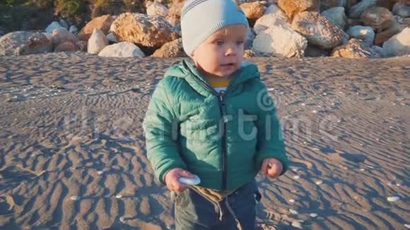 一个一岁的男孩在海边奔跑玩耍视频的预览图