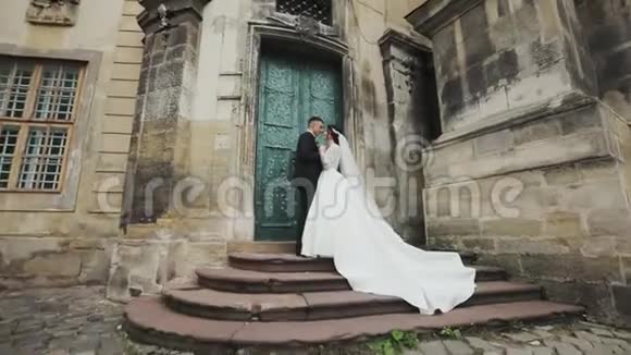婚礼那天年轻夫妇在街上散步视频的预览图