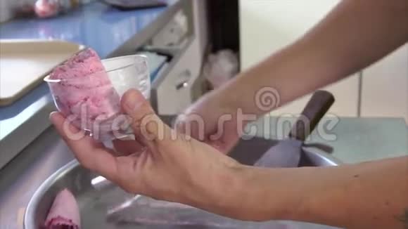 街头小贩制作一份樱桃味炸冰淇淋视频的预览图