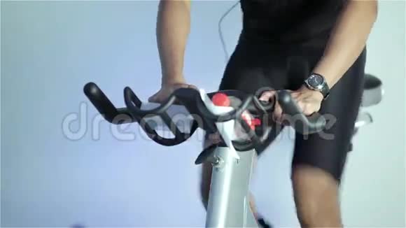 旋转课骑运动自行车短跑视频的预览图