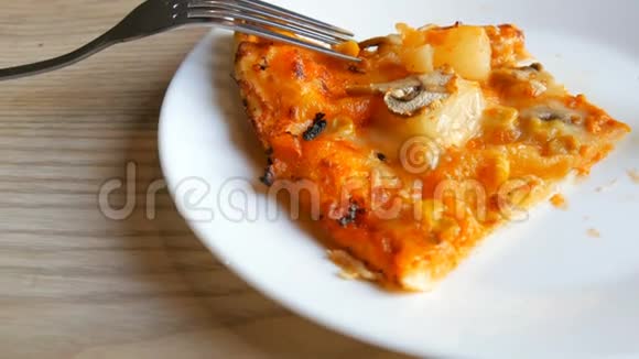 意大利披萨一块白盘上有蘑菇鸡肉菠萝和玉米视频的预览图