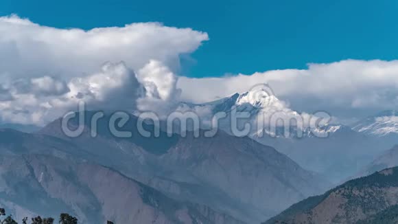 尼泊尔喜马拉雅山高地上空移动云层的循环视频时间推移视频的预览图