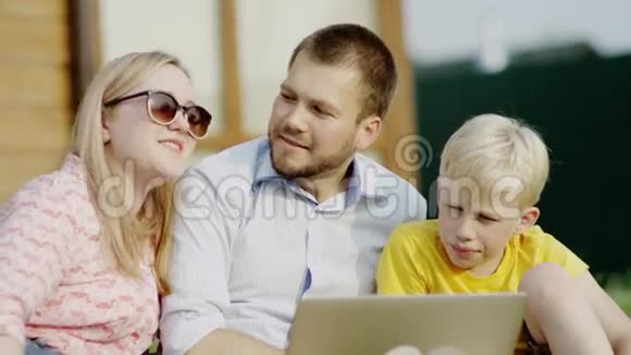 家人在Skype上聊天视频的预览图