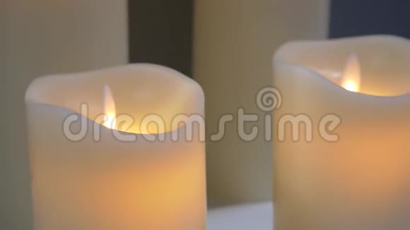 圣诞白色蜡烛和灯视频的预览图