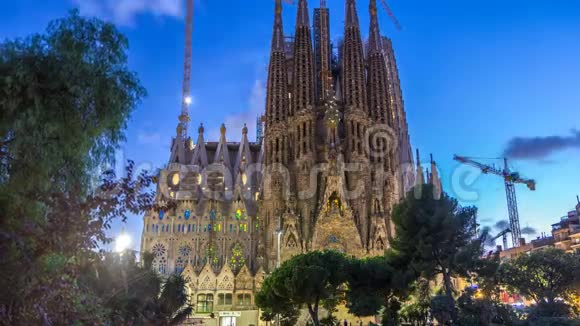 SagradaFamilia西班牙巴塞罗那的一个大型教堂每天晚上都要经过视频的预览图