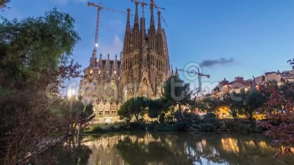 SagradaFamilia西班牙巴塞罗那的一个大型教堂每天晚上都要经过视频的预览图