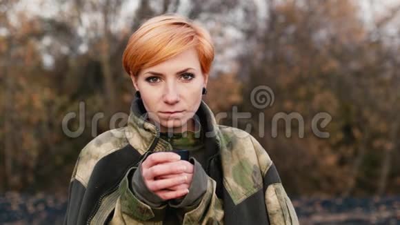 带着一杯自然茶的女游客视频的预览图