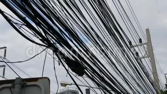 泰国街头的大型电线乌云亚洲的特色很多电线在头部视频的预览图