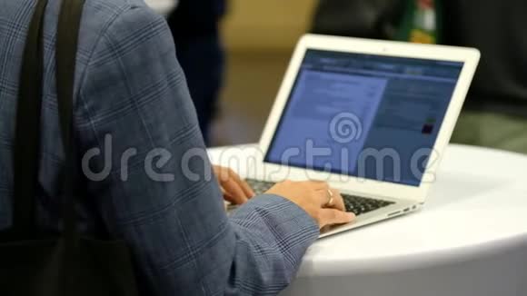男人在笔记本电脑上工作视频的预览图