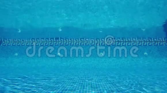 水下游泳池带复制空间的蓝色水背景视频的预览图