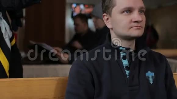 年轻的帅哥坐在咖啡馆里四处张望视频的预览图