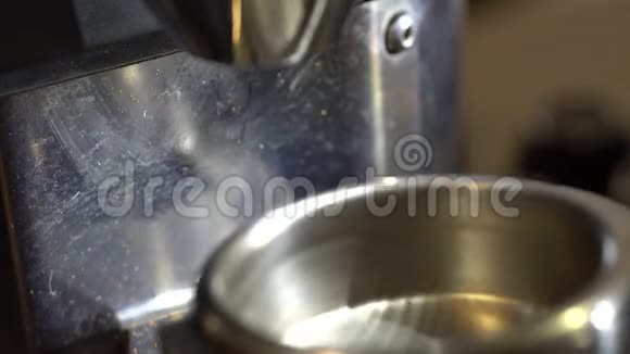 咖啡师磨鲜烤咖啡视频的预览图