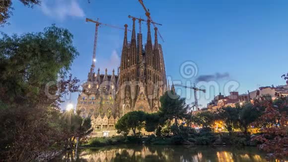 SagradaFamilia西班牙巴塞罗那的一个大型教堂每天晚上都要经过视频的预览图