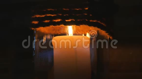 烛台上黑色背景的餐馆里的蜡烛视频的预览图
