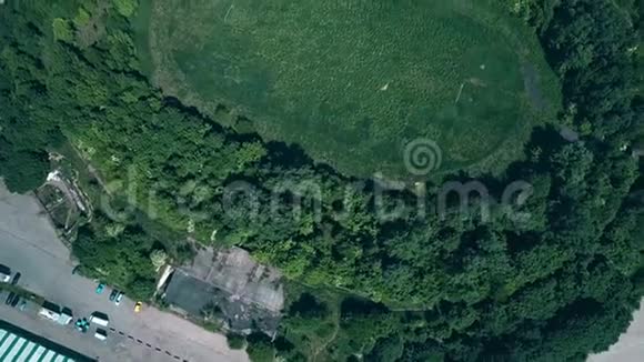 废弃体育场的空中俯视图视频的预览图