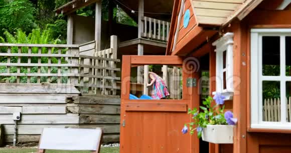 在后院玩滑梯的女婴4k视频的预览图