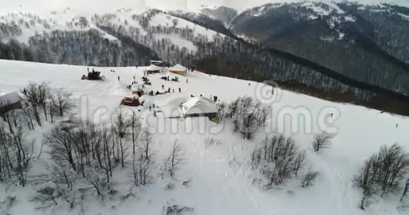 鸟瞰横贯喀尔巴阡山脉根巴山布蒂福冬季滑雪胜地菲律宾乌克兰视频的预览图