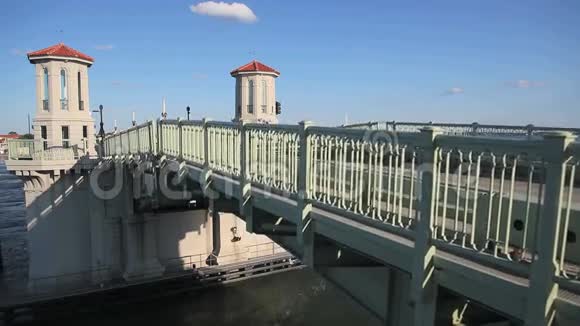 天桥升起视频的预览图