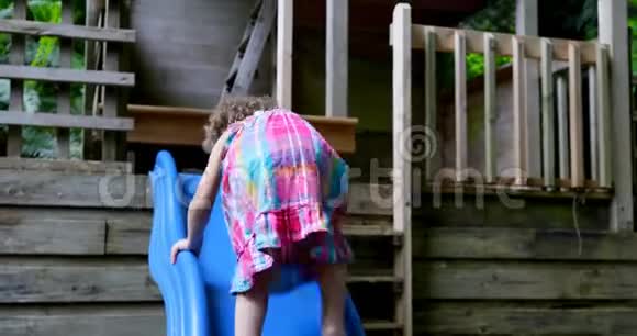 在后院玩滑梯的女婴4k视频的预览图