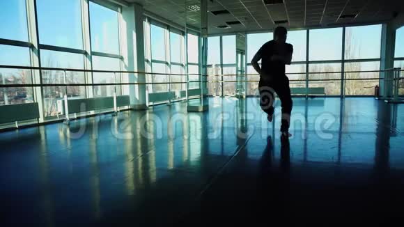 穿运动服装的医学生在大厅里排练舞蹈视频的预览图