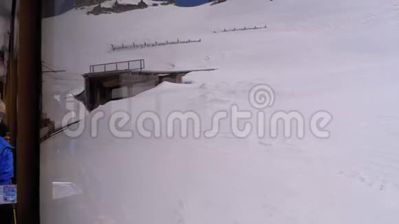 窄轨高轮旅游列车行驶在雪山瑞士阿尔卑斯山视频的预览图