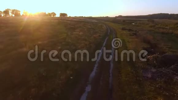 空中飞越田野之间的道路秋色视频的预览图