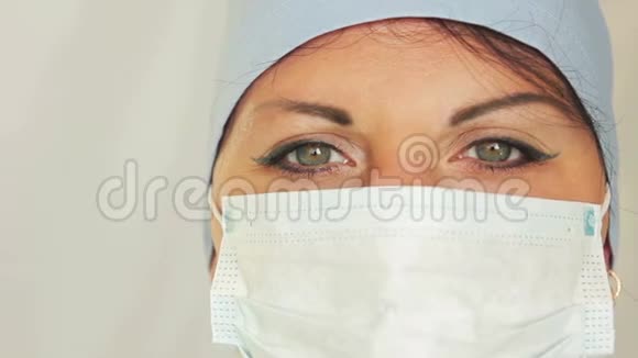 一位女医生脸上穿着一件长袍凝视着相机相机从左到右移动到杜莉视频的预览图