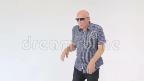 男人在白人的音乐上唱歌唱歌跳舞视频的预览图