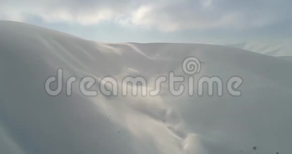 鸟瞰横贯喀尔巴阡山脉根巴山布蒂福冬季滑雪胜地菲律宾乌克兰视频的预览图