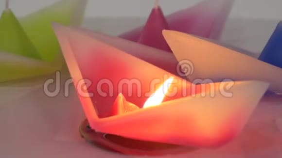 漂浮的点燃的蜡烛圣诞节传统划船视频的预览图