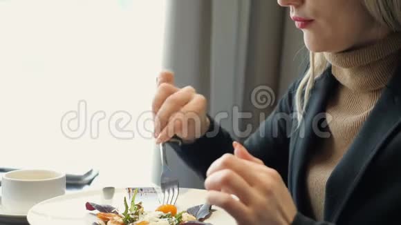 坐在咖啡馆里吃沙拉的贴身女人视频的预览图