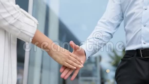 商务人士握手特写人们握手视频的预览图
