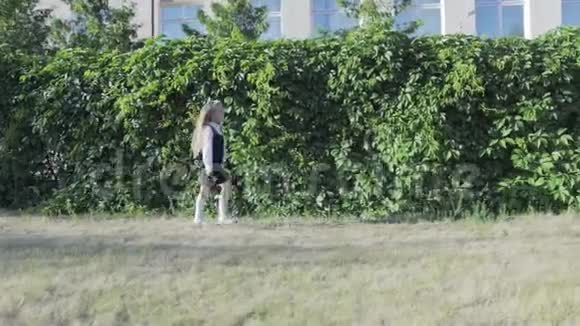 一个穿着校服肩上拿着公文包的滑稽女学生跑到学校视频的预览图