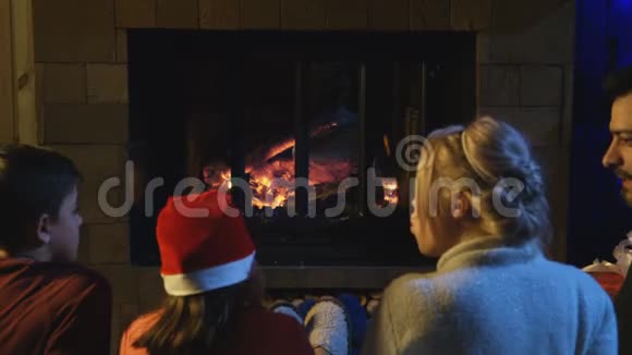 家庭在圣诞节的壁炉里度过时光视频的预览图