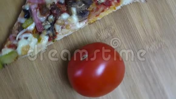 新鲜出炉的意大利披萨和番茄片视频的预览图