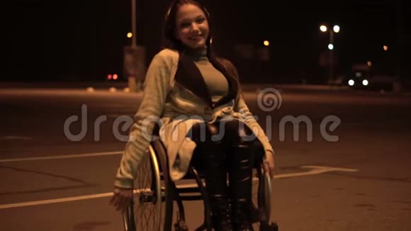 有魅力的残疾女孩坐在轮椅上等待出租车晚上在购物中心附近停车视频的预览图