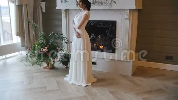 新娘在装饰的地方穿白色礼服视频的预览图