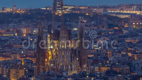 SagradaFamilia西班牙巴塞罗那的一个大型教堂每天晚上视频的预览图