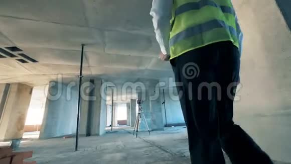 建筑工人建筑工人在工地上工作关门视频的预览图