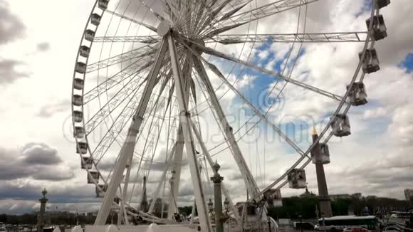 摩天轮安装在巴黎Tuileries花园附近的协和广场埃菲尔铁塔视频的预览图