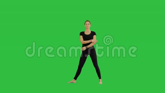 运动美丽的微笑的年轻女子站在UtthitaTrikonasana在绿色屏幕上延伸三角波斯Chroma视频的预览图