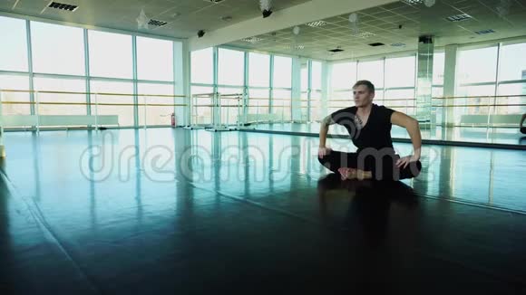 未来穿着运动服的编舞者在大厅的个人训练视频的预览图