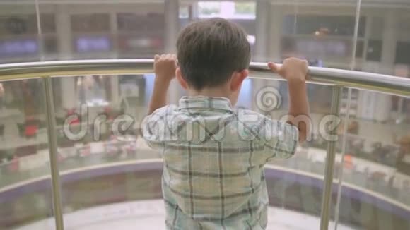 购物中心玻璃电梯舱里的小男孩视频的预览图