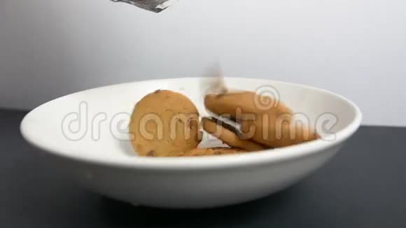 饼干掉进白碗里视频的预览图