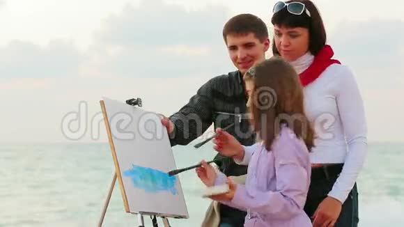 女孩画海景视频的预览图