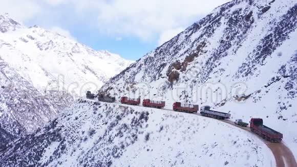 乔拉山口积雪的空中景色视频的预览图