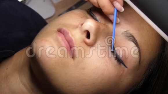 美与时尚理念睫毛延长程序的准备美容师准备一个年轻的睫毛视频的预览图